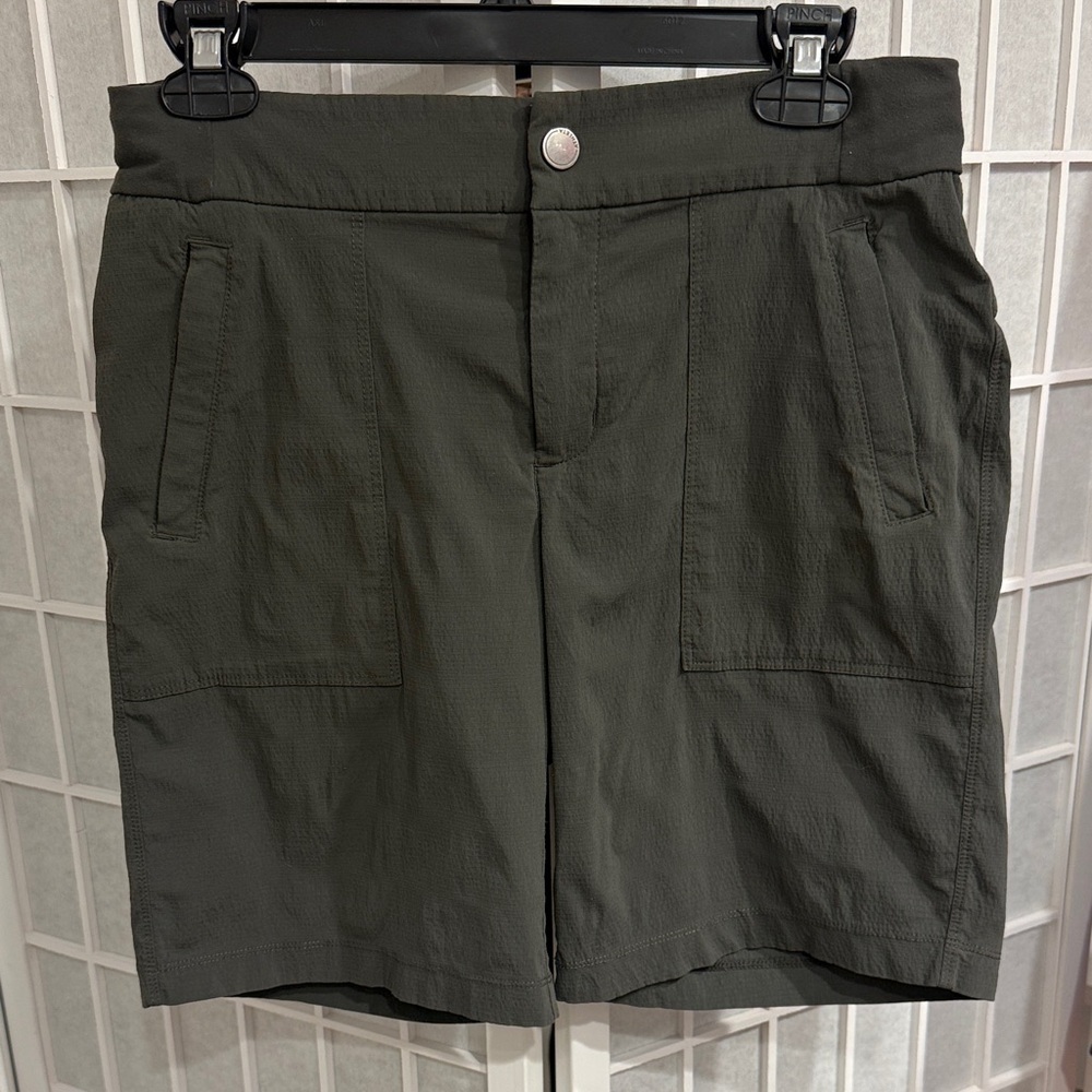 Athleta Trekkie Bermuda Shorts Women's Size 4 Mountain Olive
